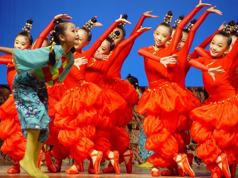 晚会"的舞蹈专场拍摄,声乐组的孩子们同唱《歌声与欢笑》并精彩谢幕