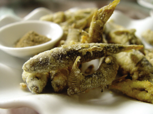 小溪鱼,这些产自瓯江的小溪鱼个头不大,却饱满有肉,店家用椒盐之法烹