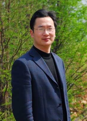 李伟君,男,33岁,中共党员,汉族,理学学士,中学高级教师,县第二届青联