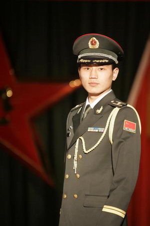 组图:新疆军区举行07式服装试穿展示观摩会