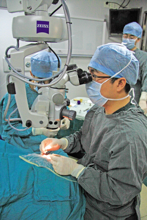 医生正在运用显微镜为患者进行眼角膜移植手术. 曹益民 摄