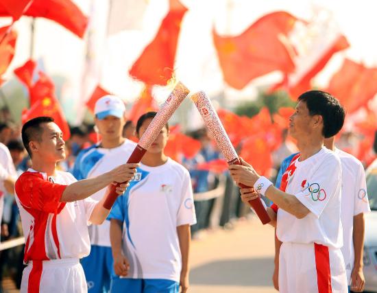 圖文-北京奧運火炬在江西瑞金傳遞