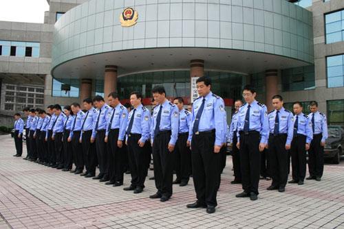 5月19日14时28分 温州交警集体为四川地震遇难者默哀