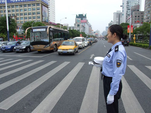 交警支队大院里,在温州市公安局党委委员,交警支队长吴国钱的带领下