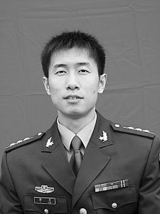 有某陆航团飞行大队三级飞行员,28岁的副驾驶李月