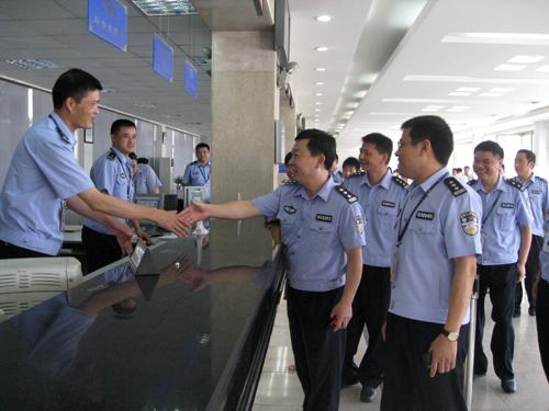 胡松权支队长查看了解各基层单位的工作情况