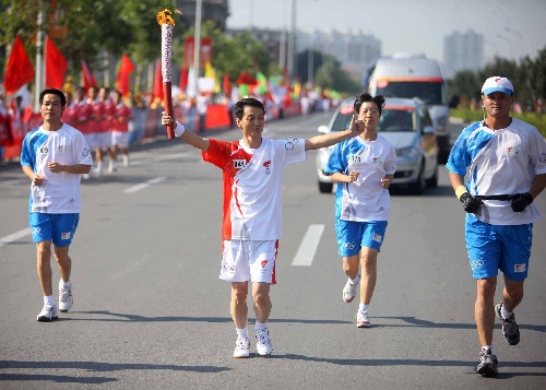 图文:奥运圣火继续在天津传递 火炬手赵晓呼