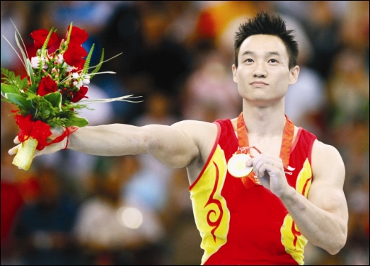 八年一冕杨威全能称王 神秘电话场下助威取胜