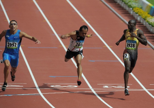 图文:男子100米预赛 冲线瞬间