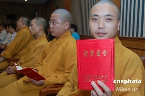 玉佛禅寺的青年法师,二十日接到了由上海外国语大学颁发的结业证书