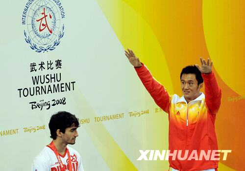 中国选手张帅可(左)战胜俄罗斯选手纳济尔·尚杜拉耶夫,获得冠军