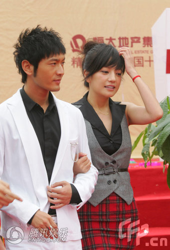 组图:赵薇黄晓明亲密亮相 挽臂出场举止亲昵