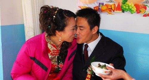 2008年11月16日,陈中结婚,新郎是曾经的陪练车新港.