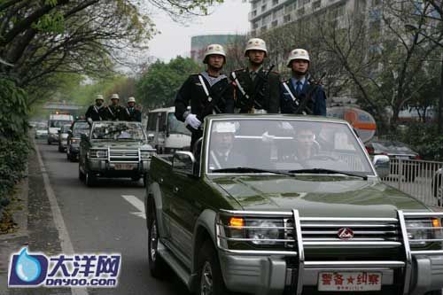 广州三军纠察队上街查车严打军车违章军人染发