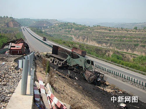 山西夏汾高速发生车祸 致一死一伤(组图)