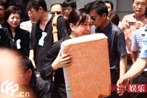 『娱乐八卦』 [扒你一褂]揭秘罗京的幸福婚姻:与妻子是一见钟情?