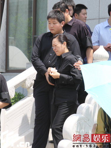 罗京与妻子甜蜜珍贵旧照曝光(组图)_娱乐八卦_论坛_天涯社区