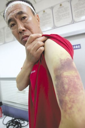 聋哑人听不见鸣笛"挡了路"闹市遭狂砍