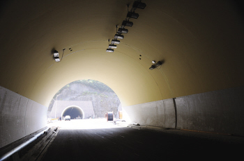 全长79公里的华东第一隧——括苍山隧道 潘祝平 摄