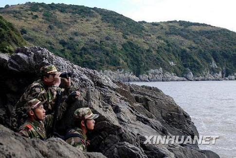 2010年4月8日,浙江边防官兵在无人岛上观察海面情况.
