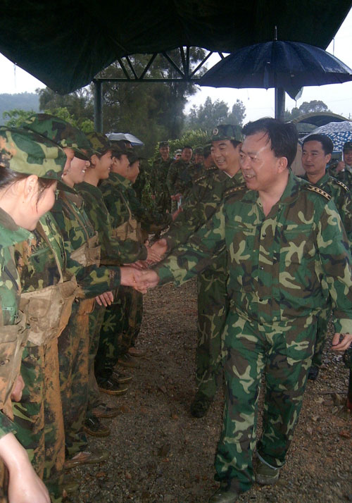 2005年5月温州军分区司令员检查女子连训练情况