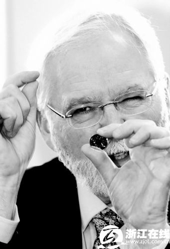 约翰眯起眼睛,跟记者比划:"植入脑部的芯片,确切地说,相当于人民钡哪