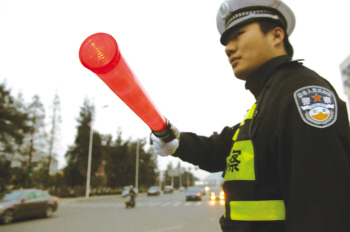 交警又添样新法宝 "荧光棒"指挥交通