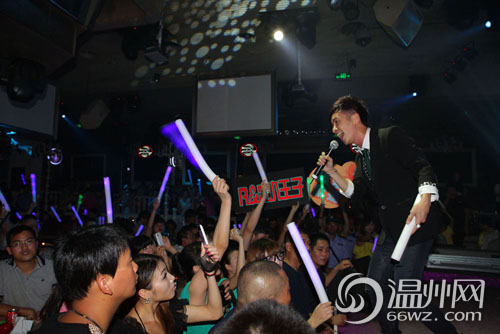 歌手与歌迷互动