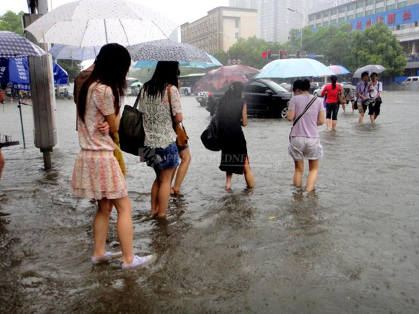 大雨傾盆長沙城區多路段積水網友戲稱終於看到海圖