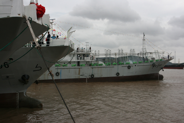 宁波海之星新型远洋专业鱿钓船队今日首航