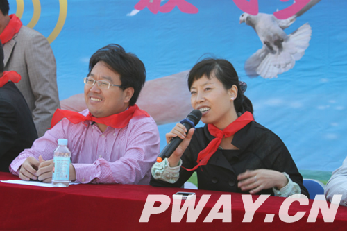 山西阳高县县长解先文(左三)在揭牌仪式上致辞