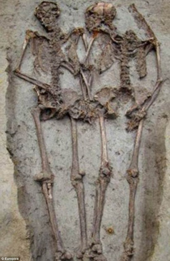 意千年前合葬墓展现感人场景:一对情侣死后仍牵手