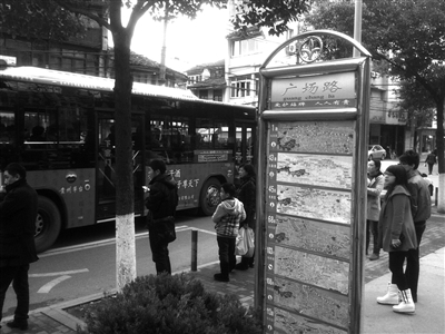 图为市民在广场路公交车停靠站候车 陈东升 摄