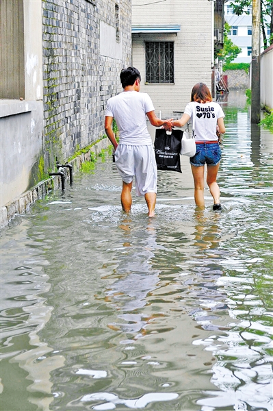 小罗租住在这里,他说,这样趟水回家是经常的事.杨冰杰摄