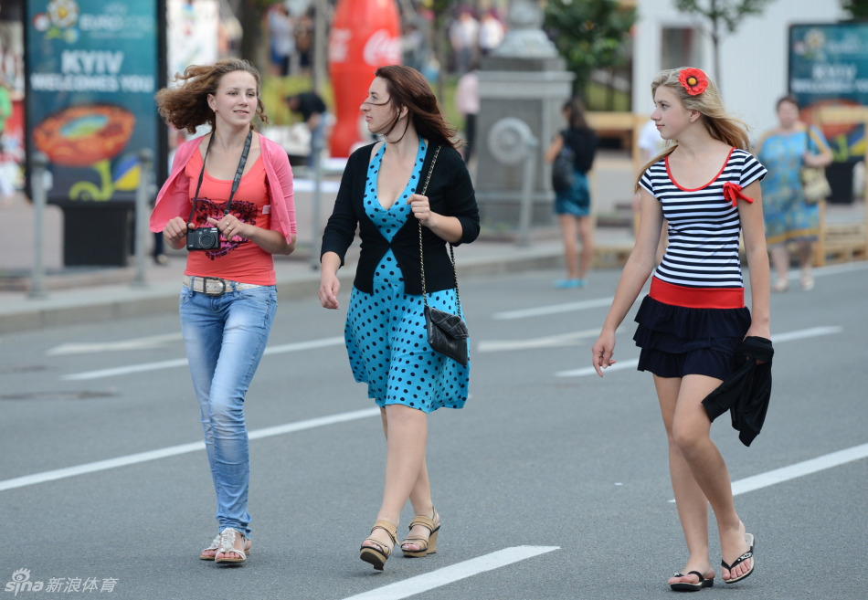 穿着精致,气质优雅的乌克兰姑娘随处可见,成为基辅街头一道亮丽风景