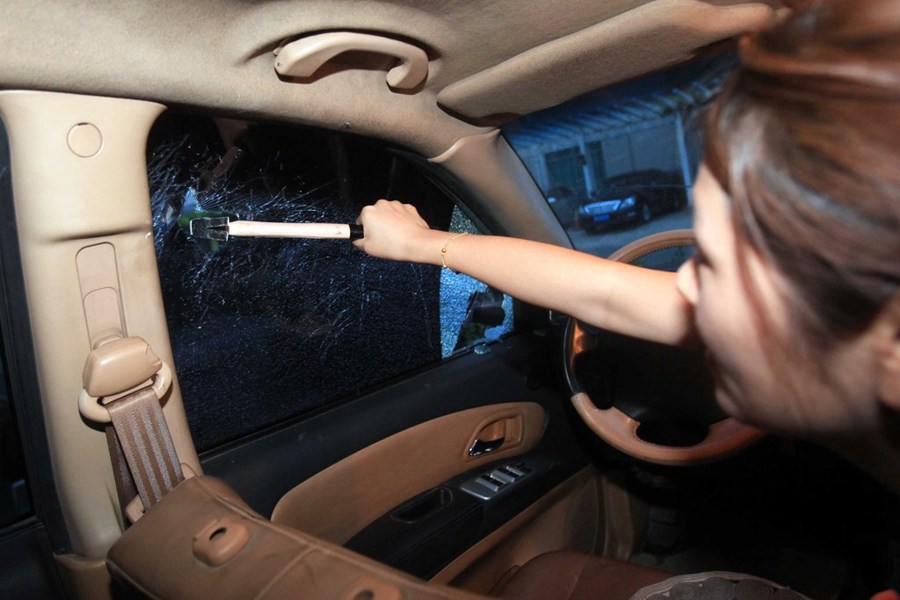 用锤子尝试砸车窗角部砸4次将车窗砸碎