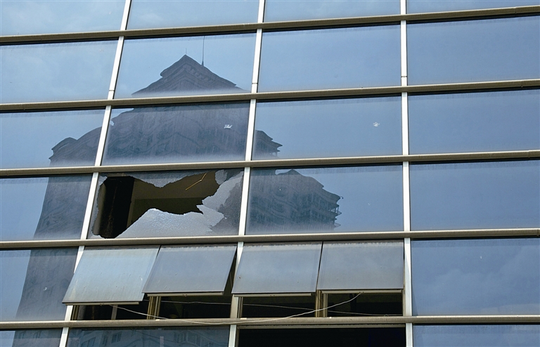 百里路揭"疤":玻璃幕墙现破洞 人行道上有水坑 - 资讯中心 - 龙港网