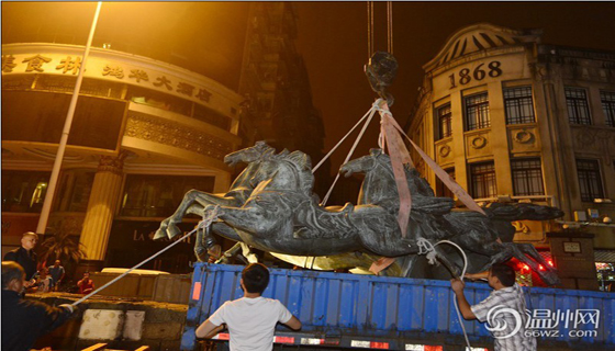 高清:温州五马街五马奔腾雕塑移位全程记录