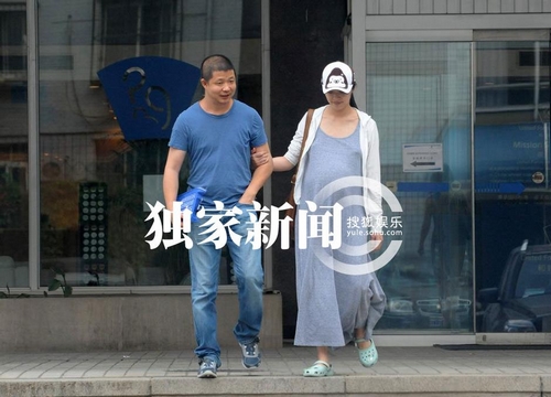 曹郁开车贴心陪姚晨产检 预计宝宝今天出世
