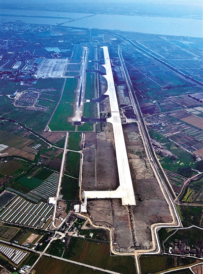 机场新跑道 (资料图片)迎着朝阳滑行,起飞,当第一架客机从温州龙湾