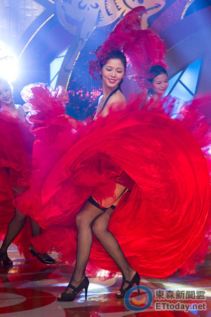 台湾女星黑丝吊带热舞掀红裙露底