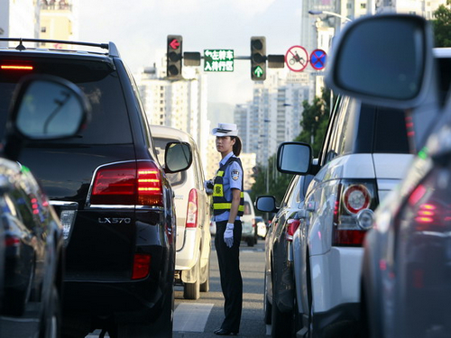 吴熳:绽放在都市红绿灯下的微笑警花