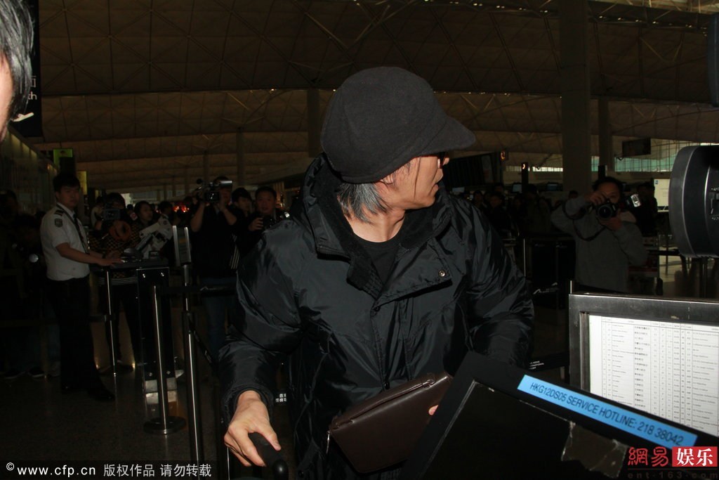 周星驰黑脸现身与记者起冲突