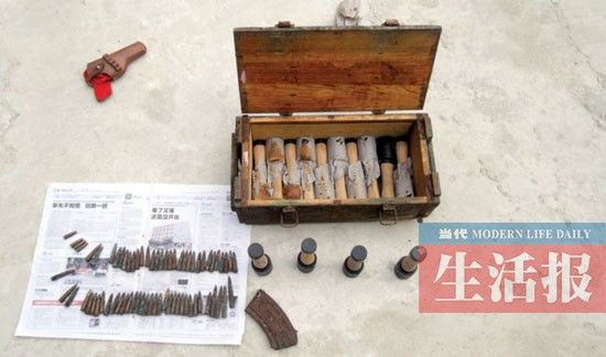 农妇在家中发现的手榴弹和步枪子弹。 农妇在家中发现的手榴弹和步枪子弹。