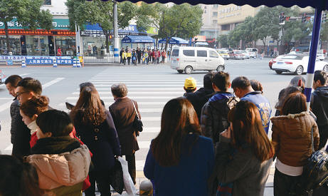 昨天下午,市区人民路大南门段,行人在有序地等红绿灯.