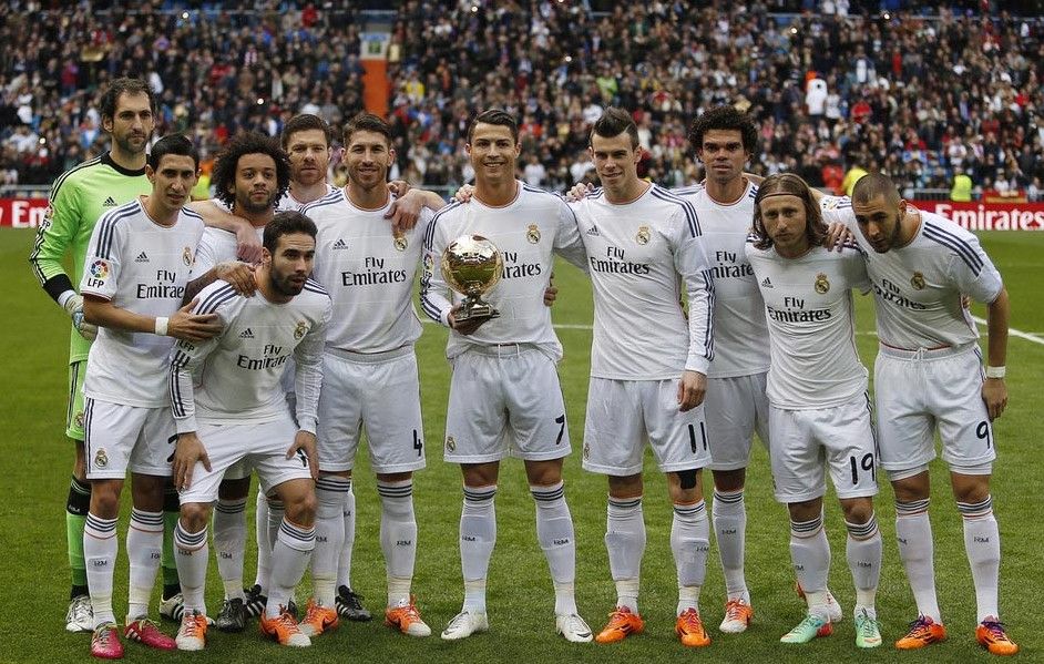 c罗展示金球引万人欢呼邀全队合影突显领袖气质