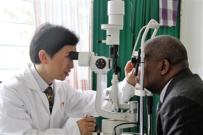 吴荣瀚为中非总理看病.