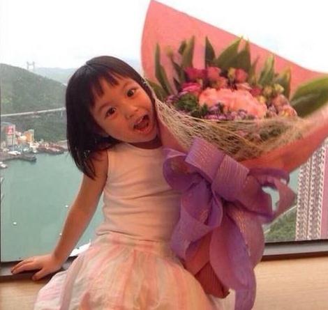 赵薇爱女小四月最新萌照曝光:手捧大束玫瑰花(图)