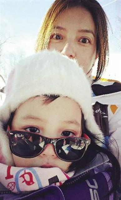 赵薇爱女小四月最新萌照曝光:手捧大束玫瑰花(图)