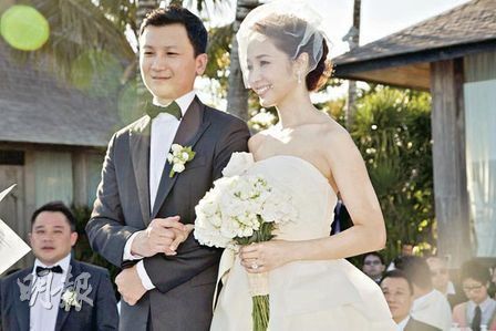 侯佩岑婚照。